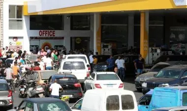 الجيش اللبناني يداهم محطات الوقود المغلقة ويوزع البنزين مجانًا على المواطنين