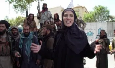 مراسلة قناة CNN التلفزيونية الأمريكية، كلاريسا وورد، مرتدية الحجاب في كابول وسط مقاتلي طالبان