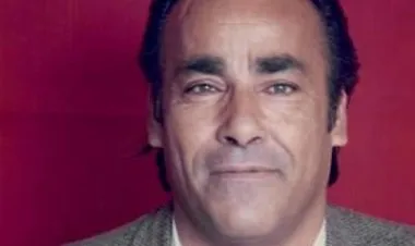 الراحل أحمد حسين شاعر ومفكر استثنائي مختلف