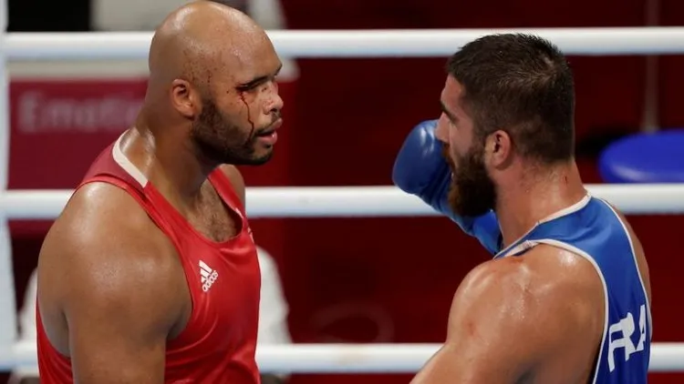 ملاكم يرفض مغادرة الحلبة ويثير الفوضى في أولمبياد طوكيو