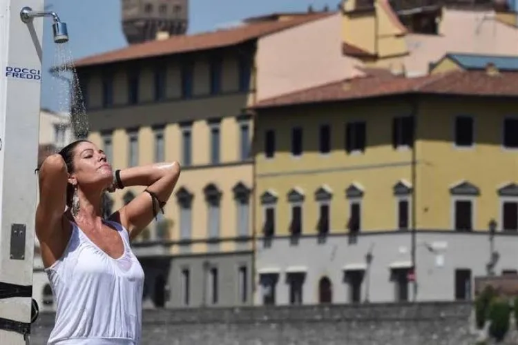 اليونان تواجه أسوأ موجة حر منذ أكثر من 30 عاما