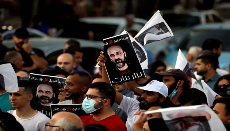 فلسطينيون يطالبون برحيل عباس في أربعينية الناشط