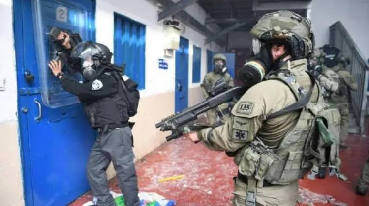 الأسرى الفلسطينيون يغلقون أقسام سجن عوفر بالكامل،