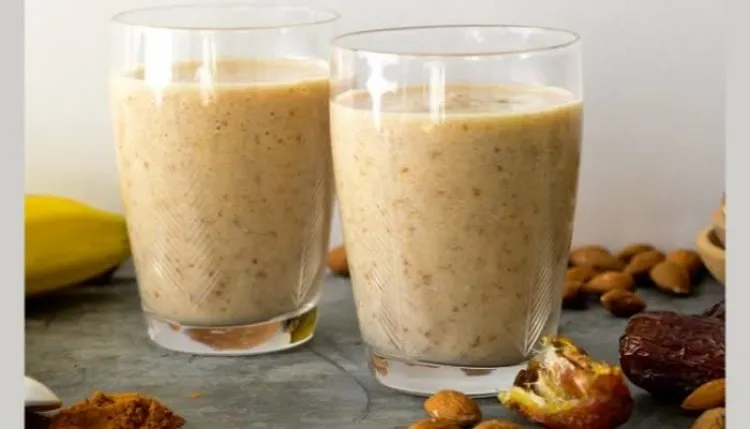 مشروب طاقة طبيعي من الحليب والتمر والموز