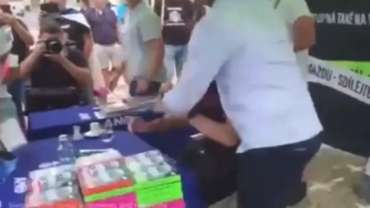 رئيس الوزراء التشيكي يتعرض للرشق بالبيض