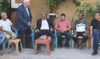 عزام الأحمد يقوم بزيارة دعم وإسناد لعائلات الأسرى الستة في جنين