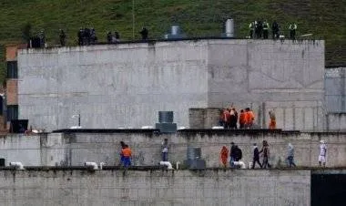 100 قتيل في مواجهات بالأسلحة النارية بين سجناء داخل سجن بالإكوادور