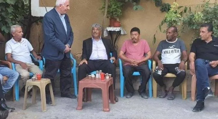 عزام الأحمد يقوم بزيارة دعم وإسناد لعائلات الأسرى الستة في جنين