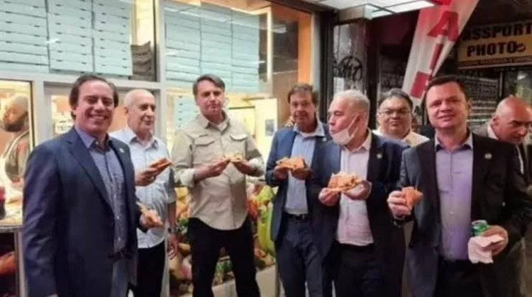 مطعم يجبرالرئيس البرازيلي تناول البيتزا في الشارع