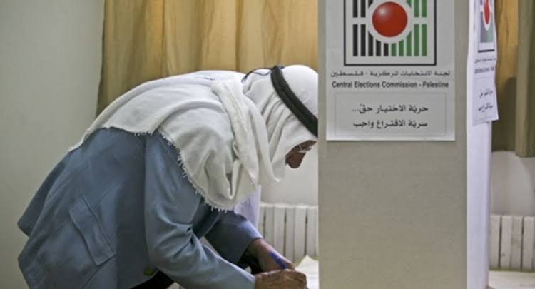 صحيفة تكشف أسباب طلب عباس إجراء الانتخابات البلدية بغزة والضفة