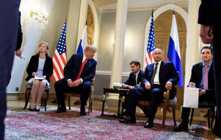 مستشارة ترامب: بوتين اصطحب مترجمة حسناء كي يشتت انتباه رئيسنا
