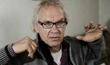 مصرع رسام كاريكاتير اشتهر برسوماته المسيئة للنبي محمد إثر حادث سير مروع