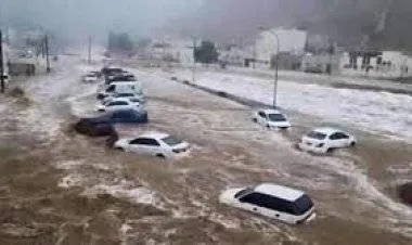 «إعصار شاهين» يغرق الشوارع ويدمر البنية التحتية في أكبر محافظة يمنية