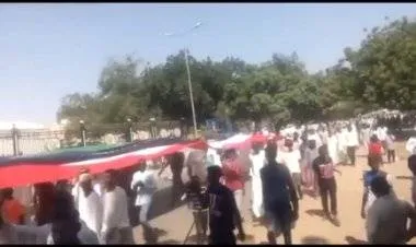 الآلاف يتظاهرون تأييدا للجيش في السودان مع تفاقم الأزمة السياسية