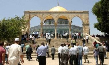 عشرات المستوطنين يقتحمون الأقصى ودعوات لنصرته والدفاع عنه