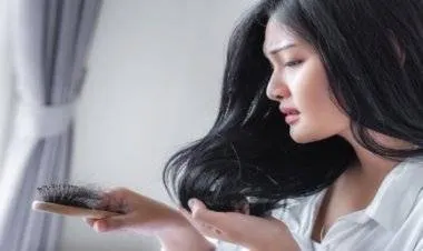 5 أطعمة يجب تجنبها لمنع تساقط الشعر