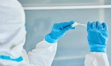 رومانيا تشدد قيود كورونا وتعطل الدراسة بعد إصابات ووفيات قياسية