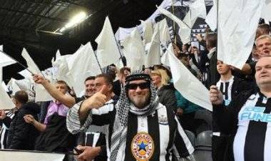 نيوكاسل يتراجع عن مطالبة مشجعيه بعدم ارتداء الزي العربي