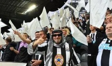 نيوكاسل يتراجع عن مطالبة مشجعيه بعدم ارتداء الزي العربي