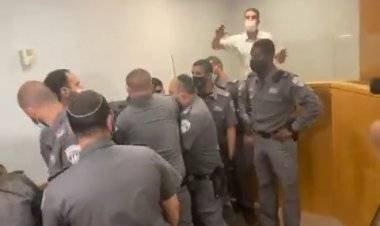 فيديو اعتداء  شرطة الاحتلال  على أسرى نفق الحرية خلال محاكمتهم