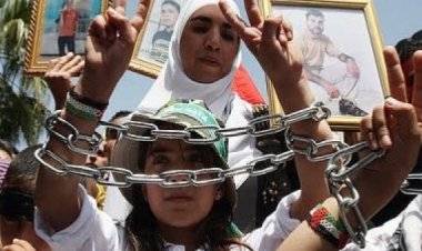 وقفة حاشدة في الخليل نصرة للأسرى المضربين عن الطعام