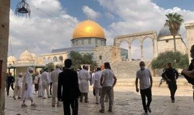 مستوطنون متطرفون يقتحمون باحات الأقصى