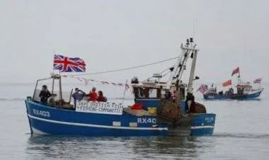 أزمة قوارب الصيد تتصاعد.. بريطانيا تهدد فرنسا تعد بالرد