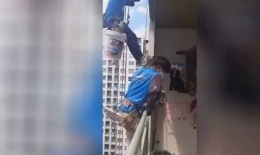 امرأة تقطع حبل أمان تعلق به عمال طلاء على ارتفاع 26 طابقا