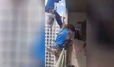 امرأة تقطع حبل أمان تعلق به عمال طلاء على ارتفاع 26 طابقا
