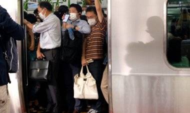 مهاجم يطعن الركاب ويشعل النار بأحد قطارات طوكيو