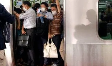 مهاجم يطعن الركاب ويشعل النار بأحد قطارات طوكيو