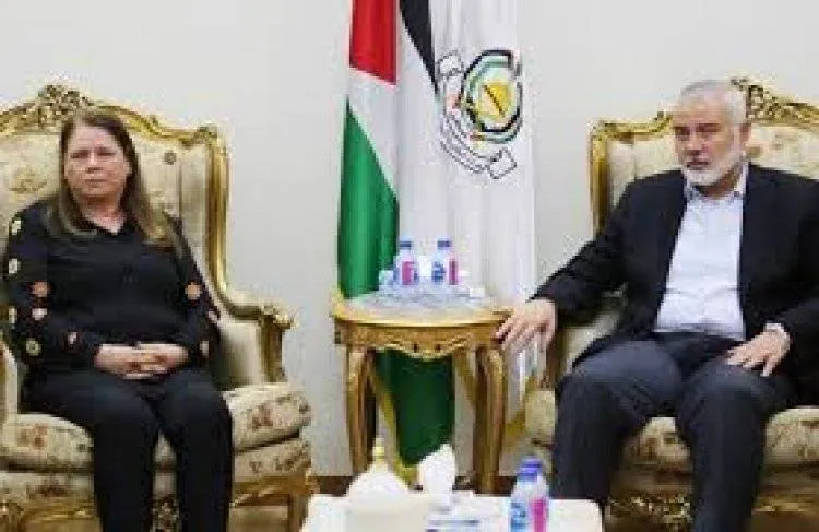 اسماعيل هنية يستقبل فدوى البرغوثي زوجة القائد الوطني الأسير مروان البرغوثي