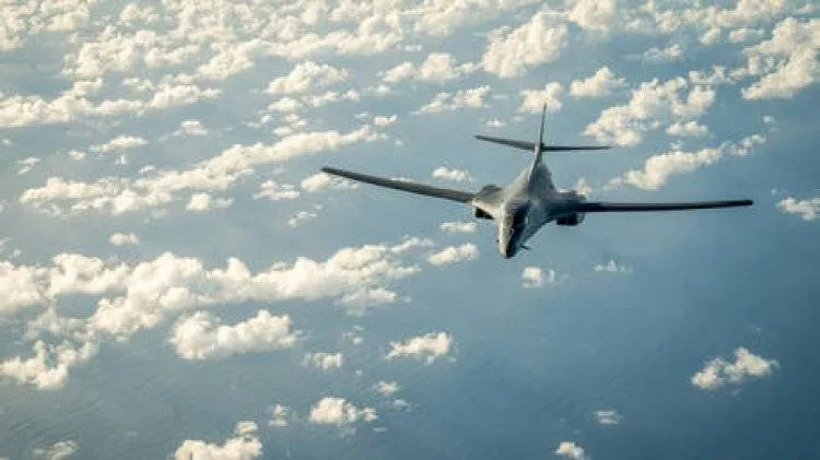 مقاتلة روسية تعترض قاذفة أمريكية فوق بحر اليابان