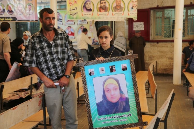 الخليل تحتضن المحررة نسرين أبو كميل بعد منع الاحتلال لقاء عائلتها بغزة