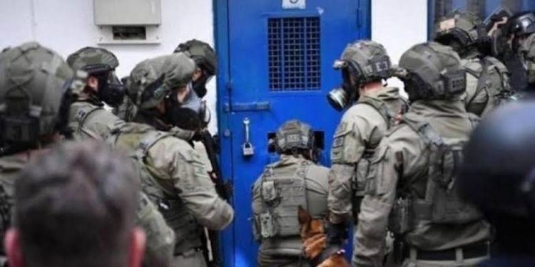 قوات القمع التابعة لإدارة سجون الاحتلال الإسرائيلي تقتحم قسم (1) في سجن جلبوع وتعتدي على الأسرى.