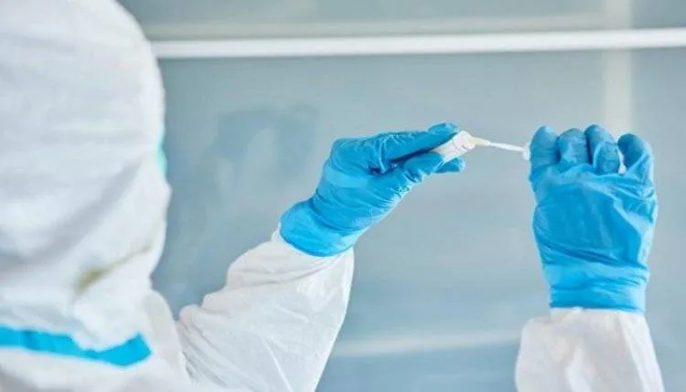 رومانيا تشدد قيود كورونا وتعطل الدراسة بعد إصابات ووفيات قياسية