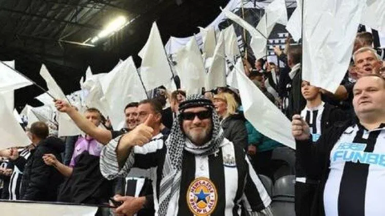 نيوكاسل يتراجع عن مطالبة مشجعيه بعدم ارتداء الزي العربي