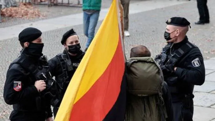 ألمانيا.. مداهمة منازل شبان للاشتباه بتحضيرهم هجوما إرهابيا