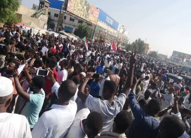 آلاف السودانيين في الشارع يهتفون ضدّ الانقلاب العسكري