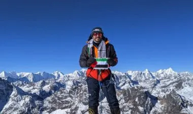 بطل كويتي يرفع علم فلسطين اعلى قمة الهملايا ..