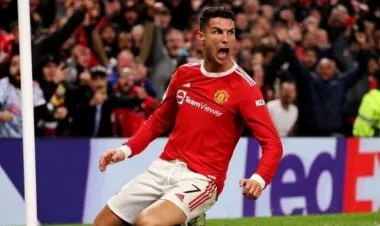 رونالدو يعيد إنجاز فان نيستلروي الغائب منذ 18 عامًا