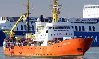 سفينة إنقاذ على متنها 800 مهاجر تطلب من إيطاليا السماح لها بالرسو في مرفأ آمن