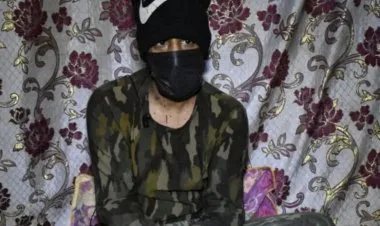 شاب ينمو على جسده براعمُ النباتات