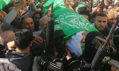 عشرات الآلاف يشيعون جثمان القيادي الكبير وصفي قبها