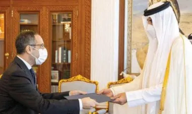 سفير مصر في الدوحة عمرو الشربيني يقدم أوراق اعتماده  إلى أمير قطر
