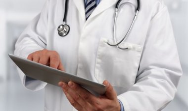 الاردن .. مريض ينتحل صفة طبيب ويتجول بين المرضى ويكشف عليهم