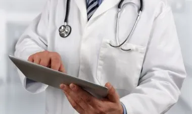 الاردن .. مريض ينتحل صفة طبيب ويتجول بين المرضى ويكشف عليهم