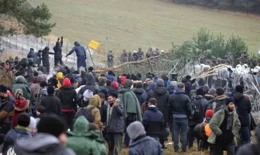 حرس الحدود البولندي يستخدم الغاز وخراطيم المياه لتفريق المهاجرين