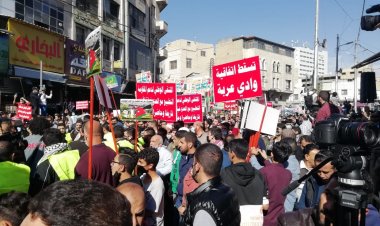 آلاف الأردنيين يتظاهرون ضد التطبيع مع الاحتلال الإسرائيلي