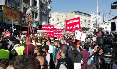 آلاف الأردنيين يتظاهرون ضد التطبيع مع الاحتلال الإسرائيلي